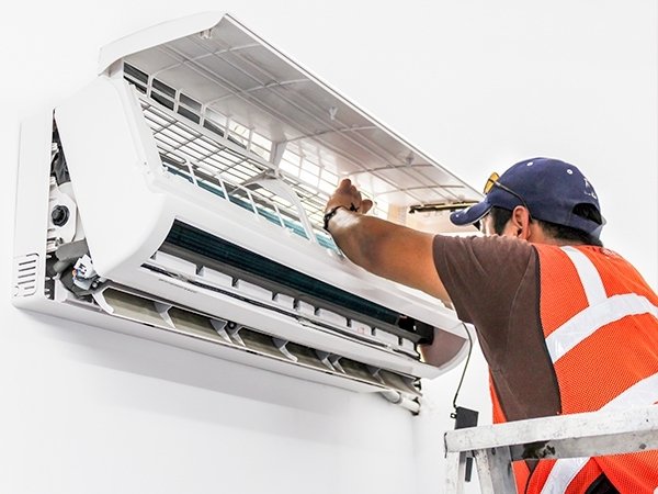 Técnico realizando a instalação do aparelho de ar condicionado Instalador de Ar Condicionado